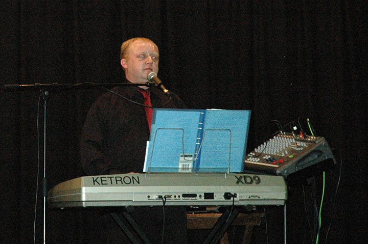 Robbie Pearson in voice and on keyboard