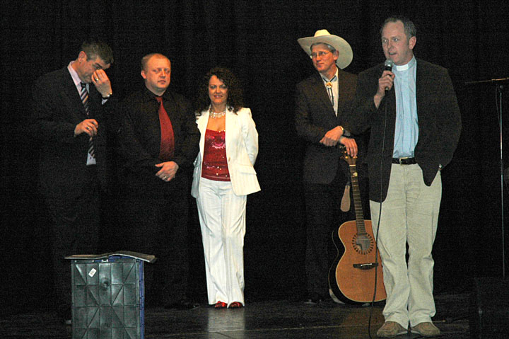 Rev Geoff closing the show with a prayer & thanking the performers